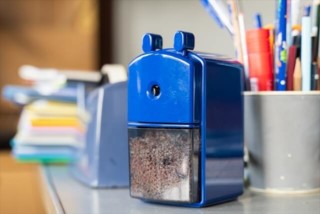 「鉛筆削り器」の思い出～手回し式そして電動の登場！筆記具の記憶を旅する