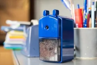 「鉛筆削り器」の思い出～手回し式そして電動の登場！筆記具の記憶を旅する