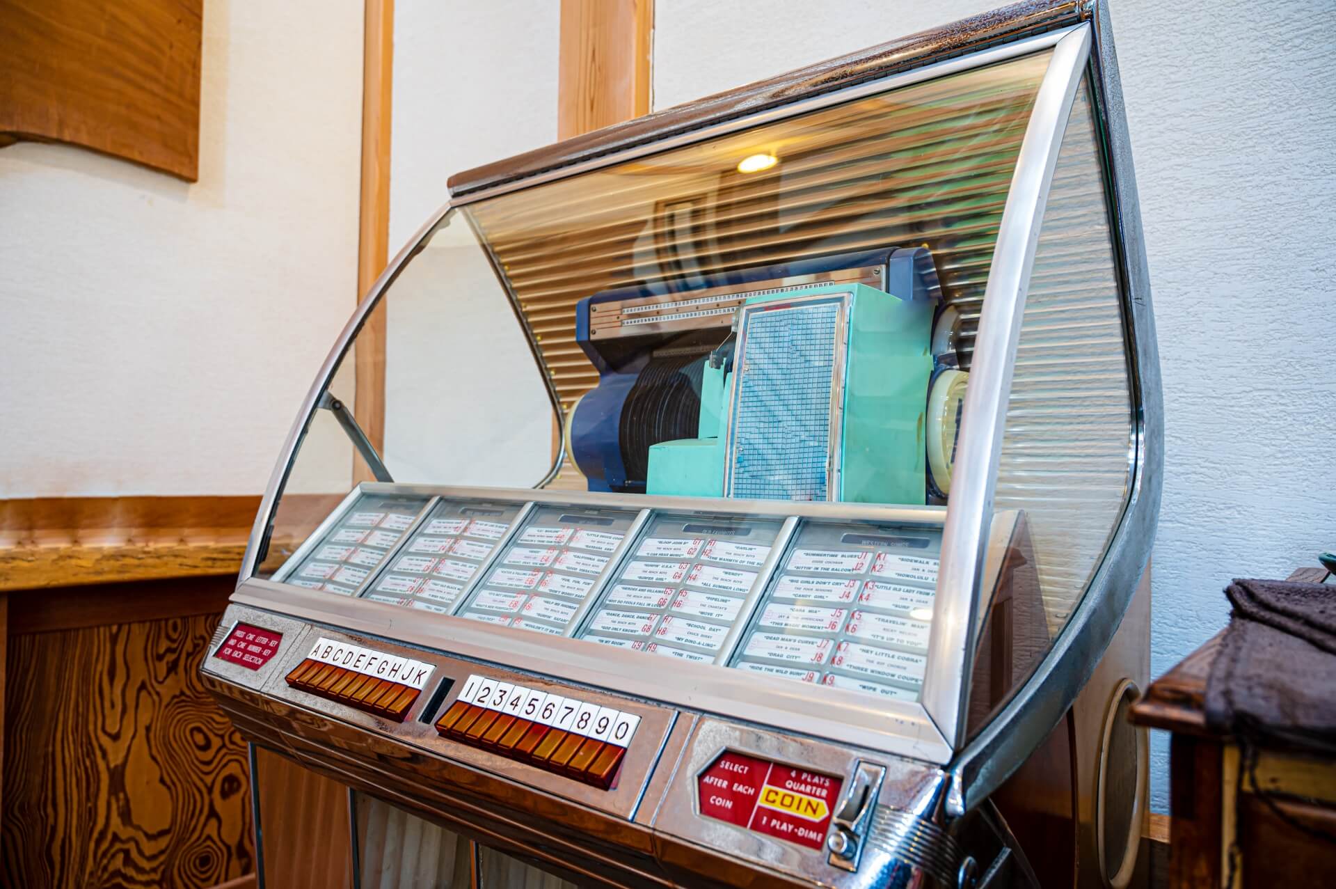 どんな曲でも奏でる魔法の音楽箱「ジュークボックス」が彩った昭和歌謡の時代
