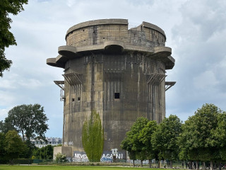 終戦８０年目の夏、古都ウィーンに今なお残る“ヒトラーの巨大遺産”を訪れた