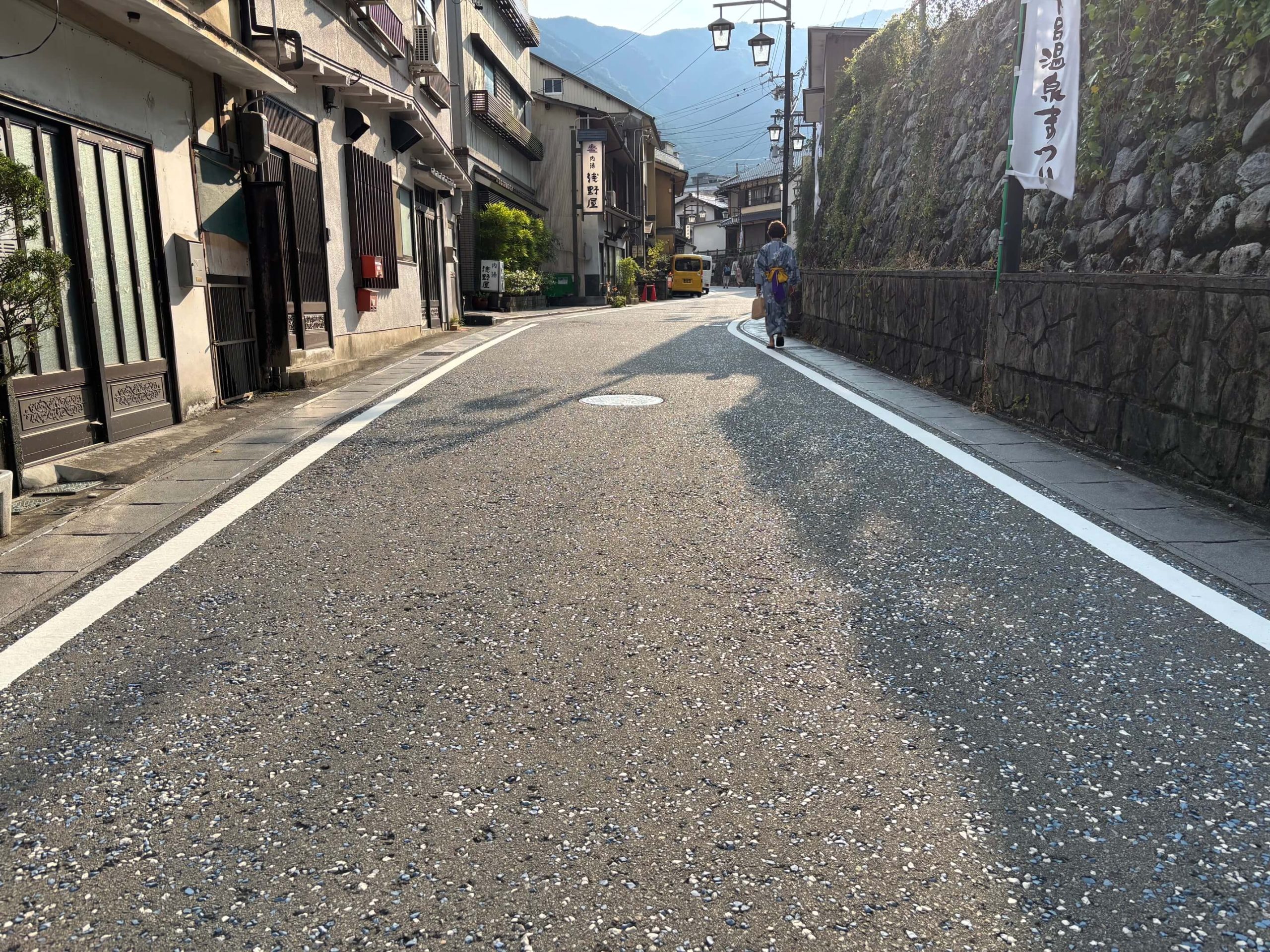 アスファルトの道路が熱すぎる！猛暑の中で見つけた“足元の工夫”とは？