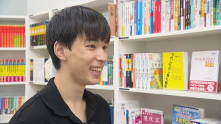 19歳で書店をオープンさせた大学生 置いてあるのはほぼ“学習参考書” 開店費用は300万円 給料ナシ 夜は塾の先生に