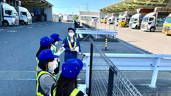 学生同士でチームを組んで自らカメラをまわして企業を取材!