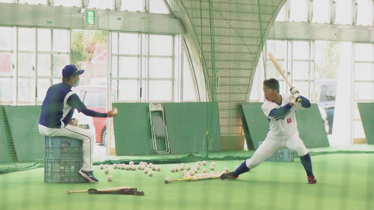 「サンデードラゴンズ」より沖縄キャンプ時の立浪臨時コーチと岡林選手©CBCテレビ