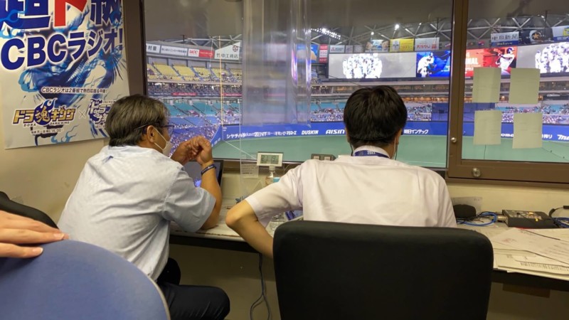 彦野利勝さんと榊原悠介アナ©CBCテレビ