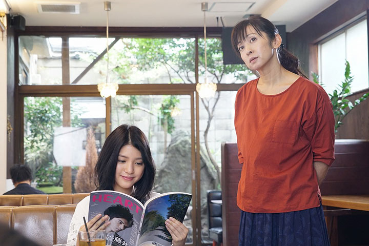 追っかけに夢中な佑子に少々あきれ気味の桜子。