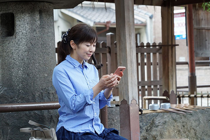 桜子はシューゴとのSNSのやり取りにすっかり夢中になってしまう。（浅間神社にて）