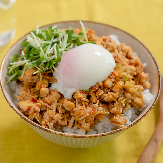 ピリ辛そぼろ豆腐の温玉丼