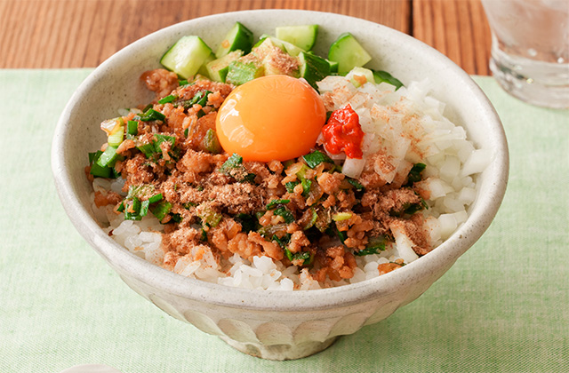 鶏にらそぼろの卵黄のっけごはん