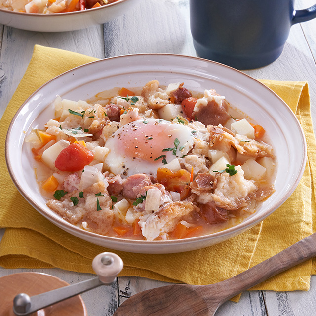 ソーセージと残りもの野菜のパンがゆ