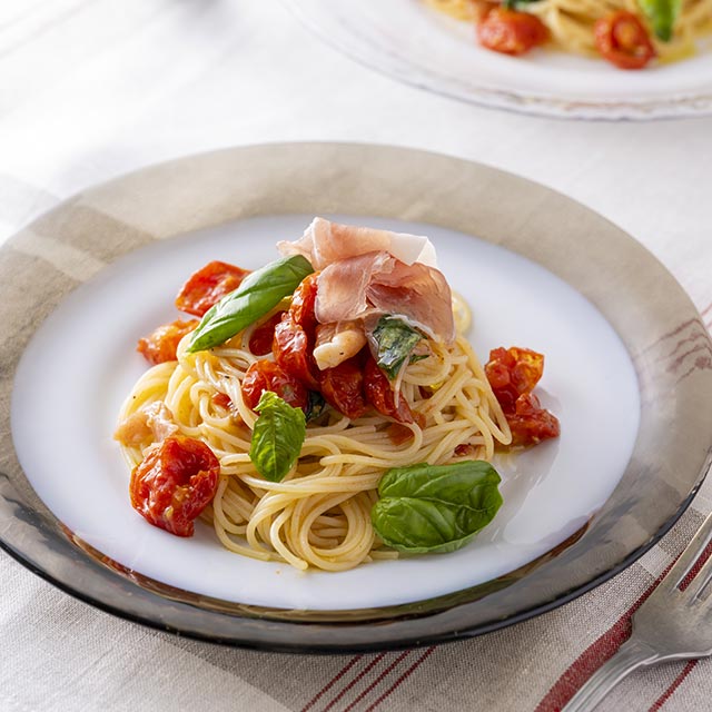 セミドライトマトと生ハムの冷製パスタ