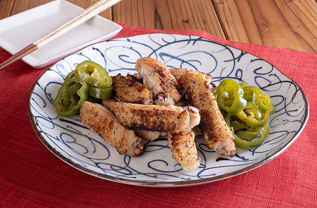 手羽中スティックの黒こしょう焼き・ピーマンのレモンマリネ