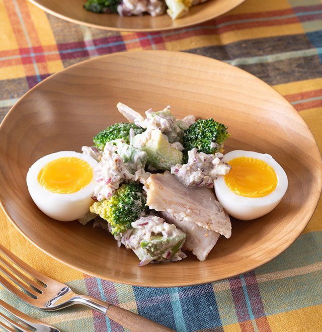 アボカドとブロッコリーのお月見サラダ