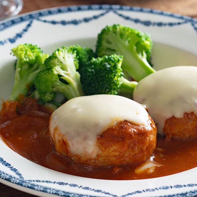 ダブルチーズの煮込みチキンハンバーグ