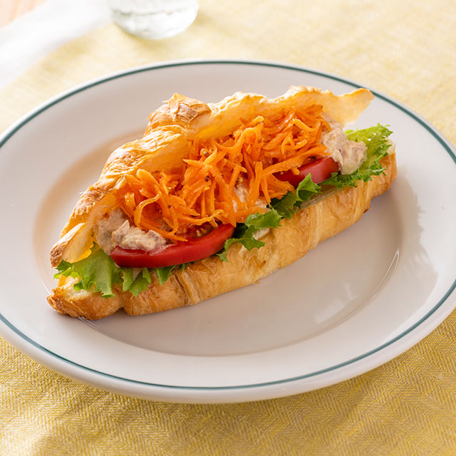 キャロットラペとツナのサンドイッチ