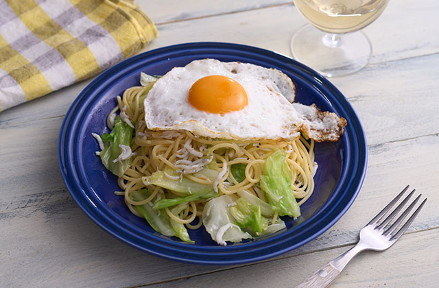 キャベツとしらすの目玉焼きパスタ