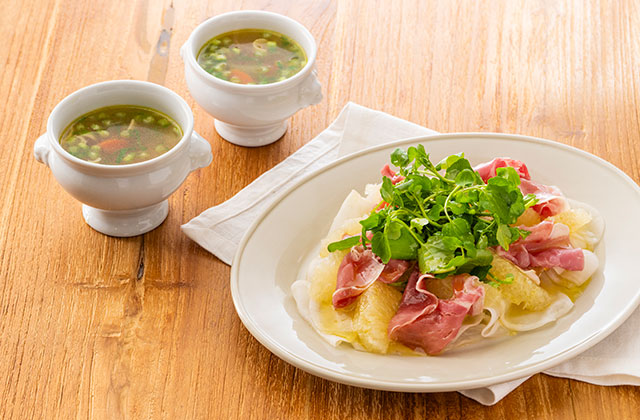 かぶと生ハムとグレープフルーツのサラダ・香味野菜とベーコンのスープ