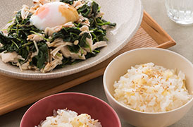 ささ身とモロヘイヤの温玉あえ・新しょうがのチーズごはん
