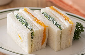 手作りチーズとほうれん草、にんじんのサンドイッチ