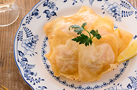 えびとトマトの揚げラビオリ風