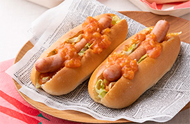 チリソースのホットドッグ