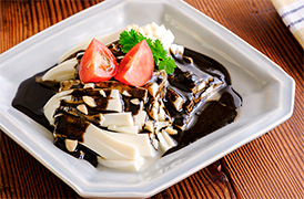 細切り豆腐の冷ややっこ 黒ごまソースかけ