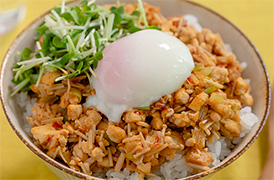 ピリ辛そぼろ豆腐の温玉丼