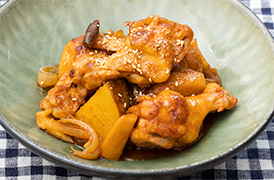 鶏手羽元とじゃが芋のピリ辛煮