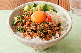 鶏にらそぼろの卵黄のっけごはん