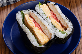 カレーつくねと卵のおにぎらず
