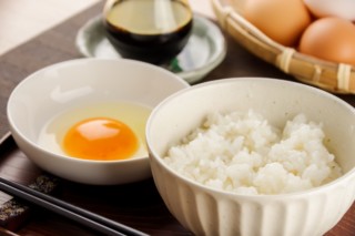 卵ごはんの茶碗を持つ手が重い?鶏卵の高騰が続く2つの理由と今後