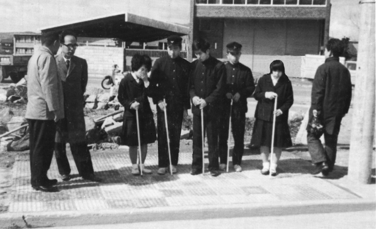 「点字ブロック渡り初め式」提供:(一財)安全交通試験研究センター
