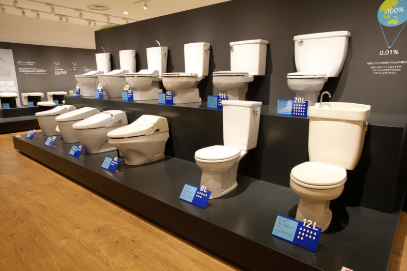 「歴代の洋式トイレ便器」提供：TOTO株式会社