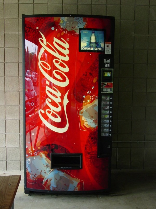CBCテレビ:画像『pixabay』より「コカ・コーラの自動販売機」
